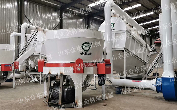 秸稈旋切機(jī)現(xiàn)場.jpg 秸稈旋切機(jī)現(xiàn)場.jpg