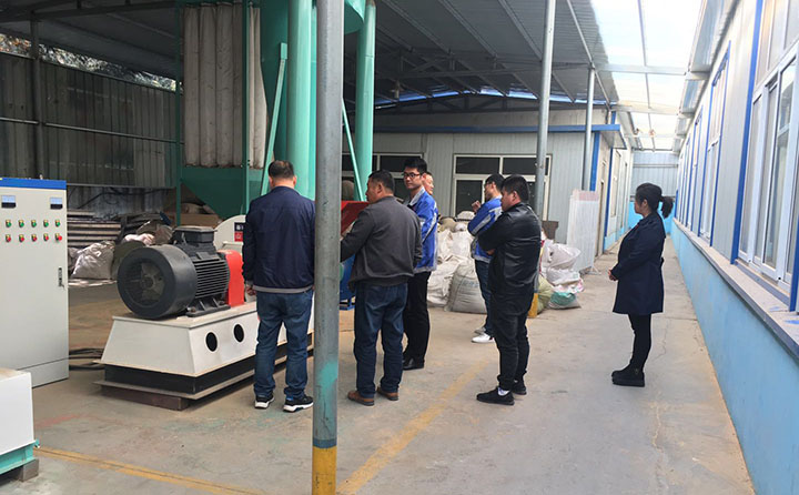 試機區(qū)對粉碎機進行了解 試機區(qū)對粉碎機進行了解