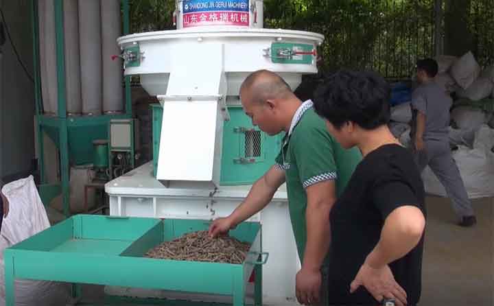 金格瑞試機區(qū),客戶正體驗?zāi)拘碱w粒加工過程.jpg 金格瑞試機區(qū),客戶正體驗?zāi)拘碱w粒加工過程.jpg