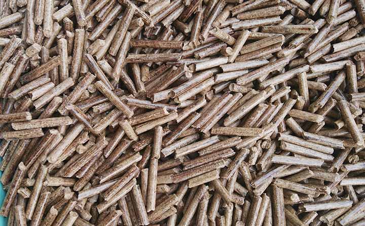 秸稈顆粒機(jī)生產(chǎn)的顆粒.jpg 秸稈顆粒機(jī)生產(chǎn)的顆粒.jpg