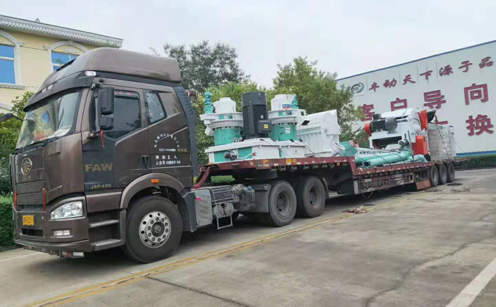 稻殼顆粒機(jī)生產(chǎn)線裝車(chē)發(fā)貨中 稻殼顆粒機(jī)生產(chǎn)線裝車(chē)發(fā)貨中