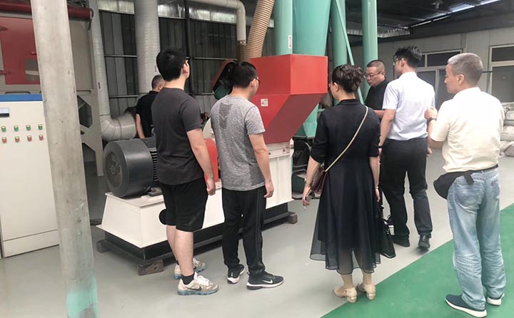 考察團(tuán)對(duì)試機(jī)區(qū)進(jìn)行參觀 考察團(tuán)對(duì)試機(jī)區(qū)進(jìn)行參觀