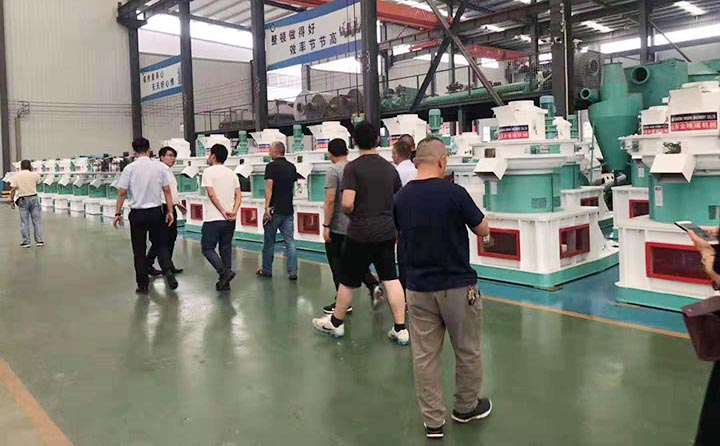 客戶對(duì)生物質(zhì)顆粒機(jī)展廳進(jìn)行參觀 客戶對(duì)生物質(zhì)顆粒機(jī)展廳進(jìn)行參觀