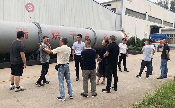 考察團(tuán)對(duì)滾筒烘干筒進(jìn)行了解 考察團(tuán)對(duì)滾筒烘干筒進(jìn)行了解