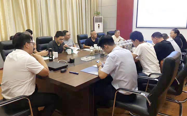 金格瑞銷售代表對(duì)考察團(tuán)進(jìn)行方案講解 金格瑞銷售代表對(duì)考察團(tuán)進(jìn)行方案講解