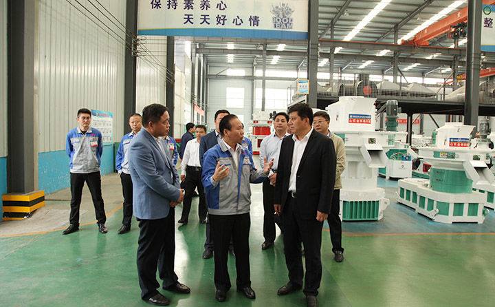 公司領導向韓區(qū)長匯報工作 公司領導向韓區(qū)長匯報工作