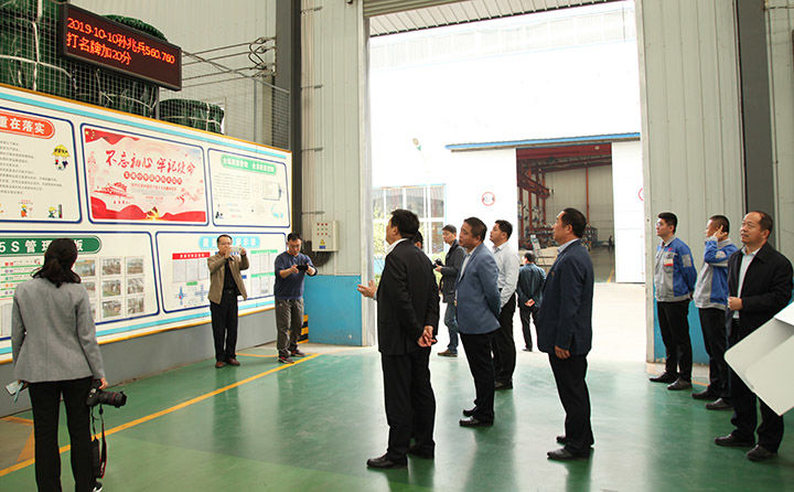 韓區(qū)長在金格瑞5S與積分制管理宣傳墻前駐足 韓區(qū)長在金格瑞5S與積分制管理宣傳墻前駐足