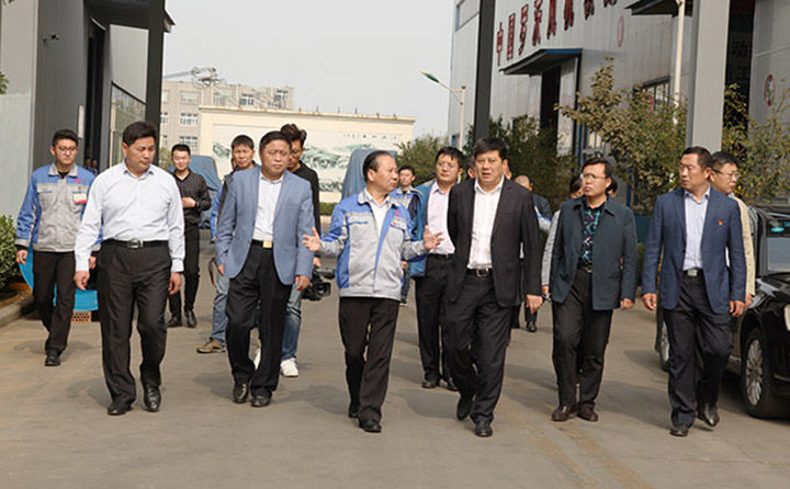 董事長向韓區(qū)長介紹未來發(fā)展規(guī)劃 董事長向韓區(qū)長介紹未來發(fā)展規(guī)劃