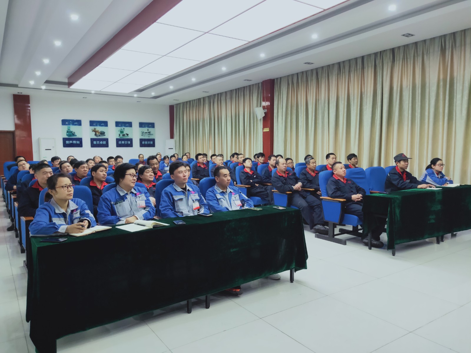 宋教官并就日常生活中面對(duì)隱患時(shí)的具體處理辦法做詳細(xì)的講解說明.jpg 宋教官并就日常生活中面對(duì)隱患時(shí)的具體處理辦法做詳細(xì)的講解說明.jpg