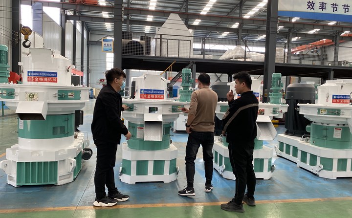 青島客戶考察秸稈顆粒機(jī)生產(chǎn)線.jpg 青島客戶考察秸稈顆粒機(jī)生產(chǎn)線.jpg