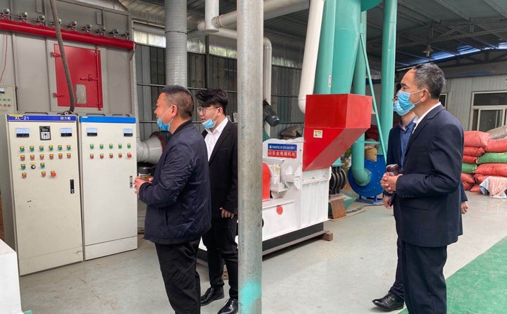 參觀秸稈顆粒機(jī)生產(chǎn)線現(xiàn)場(chǎng)操作情況.jpg 參觀秸稈顆粒機(jī)生產(chǎn)線現(xiàn)場(chǎng)操作情況.jpg