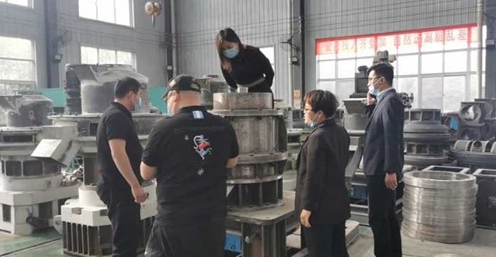 木屑顆粒機(jī)加工車間.jpg 木屑顆粒機(jī)加工車間.jpg