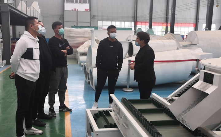 金格瑞銷售經(jīng)理為鄂爾多斯客戶解說木屑顆粒機(jī)知識(shí).jpg 金格瑞銷售經(jīng)理為鄂爾多斯客戶解說木屑顆粒機(jī)知識(shí).jpg