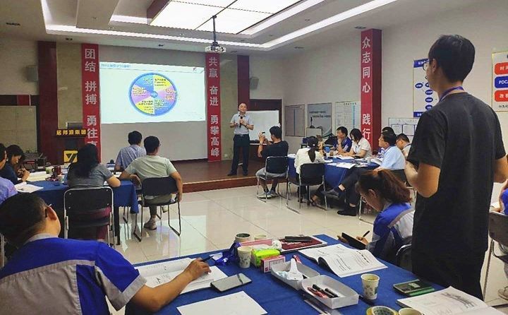 老師對精益倡導(dǎo)者進行了講解.jpg 老師對精益倡導(dǎo)者進行了講解.jpg