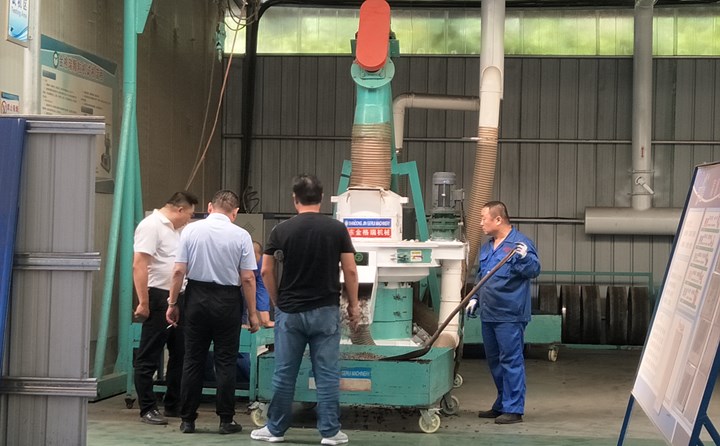 生物質(zhì)顆粒機(jī)試機(jī)區(qū).jpg 生物質(zhì)顆粒機(jī)試機(jī)區(qū).jpg