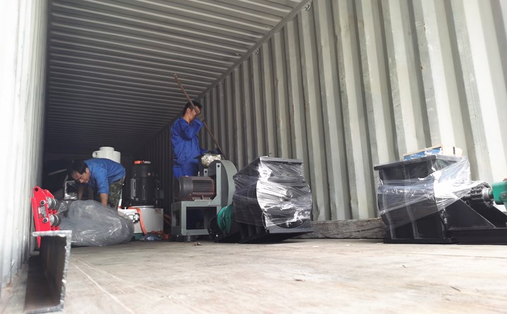 生物質(zhì)顆粒機(jī)裝車(chē)發(fā)貨.jpg 生物質(zhì)顆粒機(jī)裝車(chē)發(fā)貨.jpg