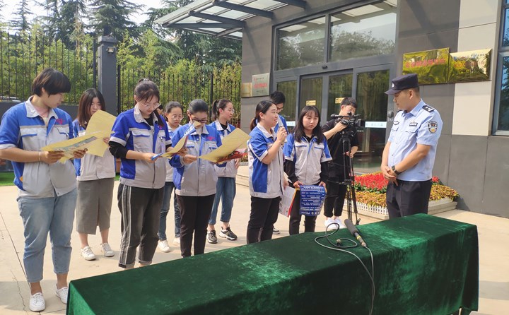 民警為員工解答被詐騙的疑問.jpg 民警為員工解答被詐騙的疑問.jpg