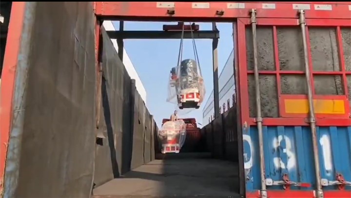 山東金格瑞木屑顆粒機(jī)正在裝車.jpg 山東金格瑞木屑顆粒機(jī)正在裝車.jpg