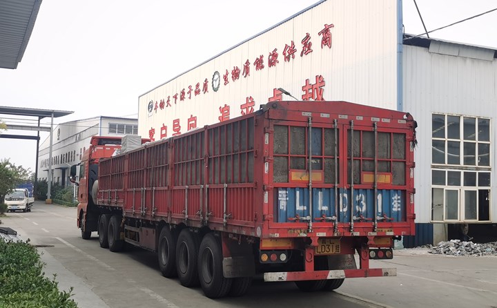 顆粒機(jī)生產(chǎn)線裝車完成.jpg 顆粒機(jī)生產(chǎn)線裝車完成.jpg