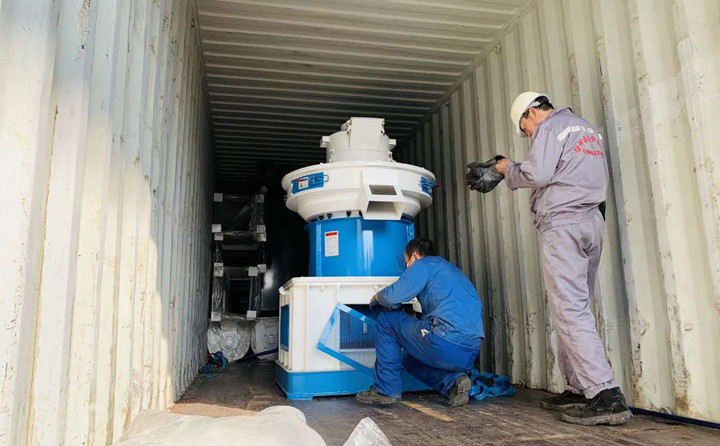 燃料顆粒機(jī)裝車完成.jpg 燃料顆粒機(jī)裝車完成.jpg