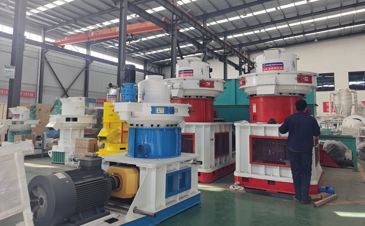 燃料顆粒機(jī)準(zhǔn)備裝車中.jpg 燃料顆粒機(jī)準(zhǔn)備裝車中.jpg