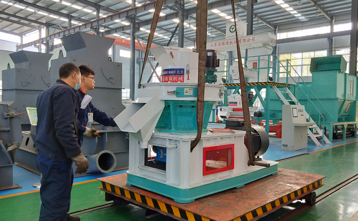 燃料顆粒機(jī)裝車中.jpg 燃料顆粒機(jī)裝車中.jpg