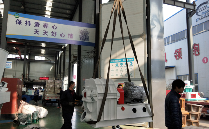 粉碎機(jī)裝車中.jpg 粉碎機(jī)裝車中.jpg