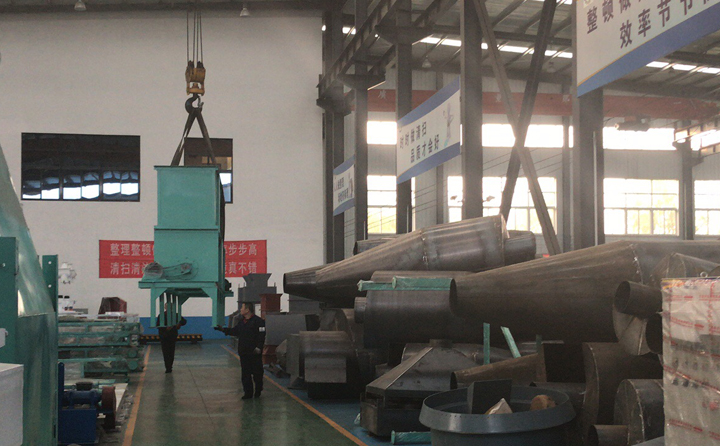 顆粒機(jī)生產(chǎn)線設(shè)備裝車中.jpg 顆粒機(jī)生產(chǎn)線設(shè)備裝車中.jpg