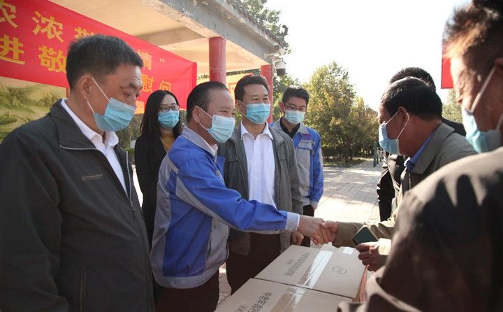 將老年人奶粉送到刁鎮(zhèn)中心敬老院.jpg 將老年人奶粉送到刁鎮(zhèn)中心敬老院.jpg