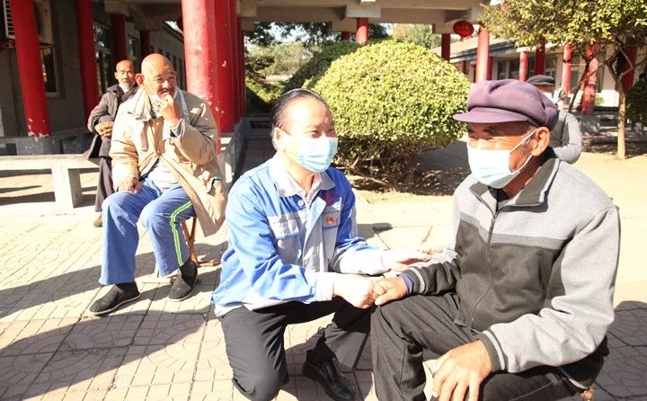 仔細(xì)詢問(wèn)老人的生活習(xí)慣等.jpg 仔細(xì)詢問(wèn)老人的生活習(xí)慣等.jpg