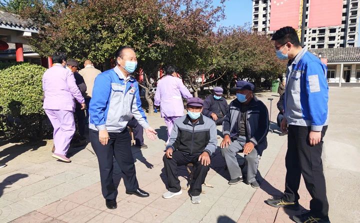 詢問(wèn)老人的生活起居.jpg 詢問(wèn)老人的生活起居.jpg