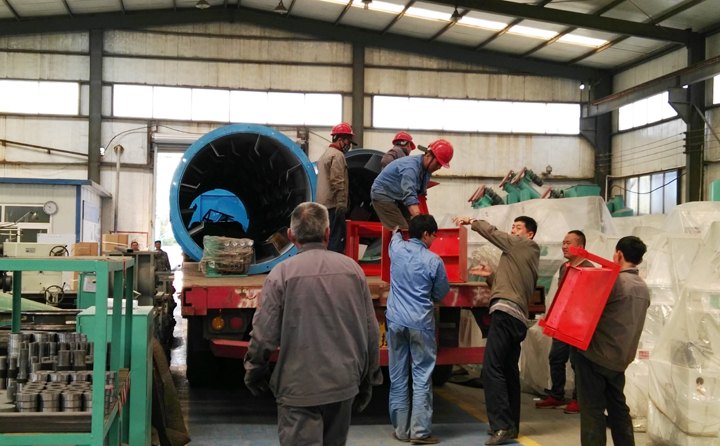 顆粒機生產(chǎn)線配套設(shè)備裝車中.jpg 顆粒機生產(chǎn)線配套設(shè)備裝車中.jpg