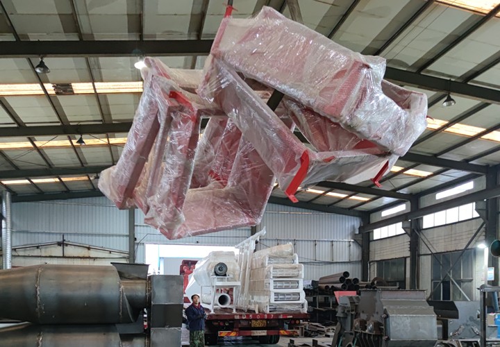 鋸末顆粒機生產(chǎn)線配套設(shè)備裝車中.jpg 鋸末顆粒機生產(chǎn)線配套設(shè)備裝車中.jpg