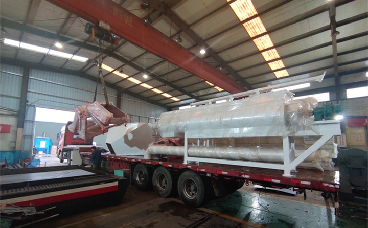 顆粒機設(shè)備正在裝車.jpg 顆粒機設(shè)備正在裝車.jpg