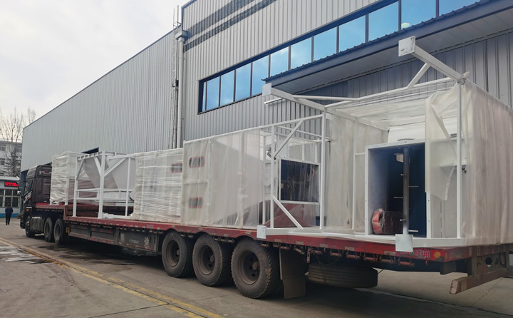 生產(chǎn)線配套設(shè)備裝車完成.jpg 生產(chǎn)線配套設(shè)備裝車完成.jpg