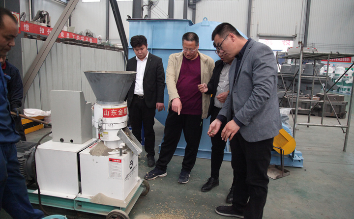 威海兩客戶前來山東金格瑞考察飼料顆粒機(jī)，現(xiàn)場(chǎng)試機(jī).jpg