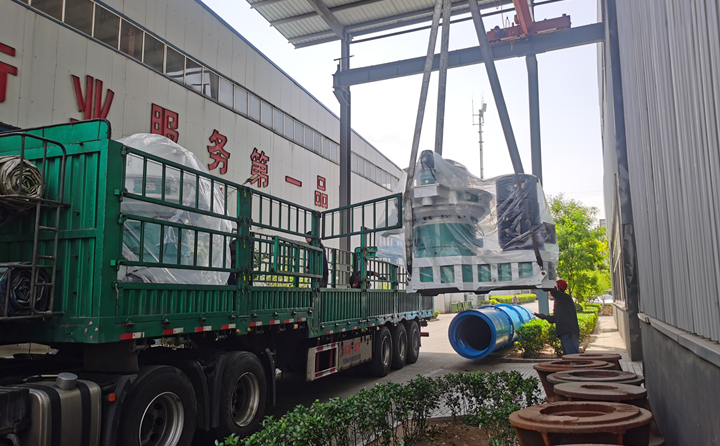 木屑制粒機(jī)上車了.jpg 木屑制粒機(jī)上車了.jpg