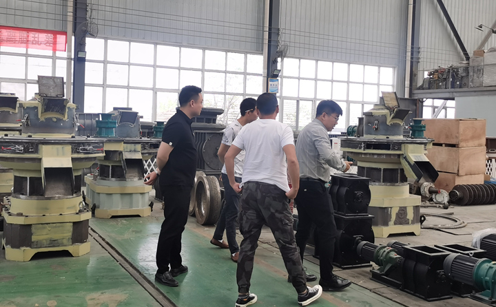 客戶考察木屑制粒機(jī)生產(chǎn)線設(shè)備.jpg 客戶考察木屑制粒機(jī)生產(chǎn)線設(shè)備.jpg