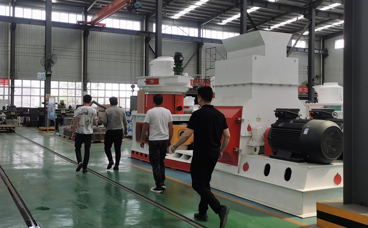 制粒機(jī)展廳.jpg 制粒機(jī)展廳.jpg