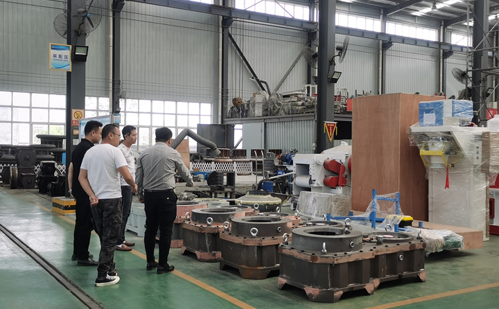 考察顆粒機(jī)加工過(guò)程.jpg 考察顆粒機(jī)加工過(guò)程.jpg