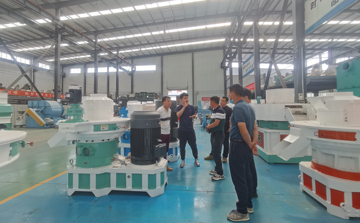 木屑顆粒機(jī)考察團(tuán).jpg 木屑顆粒機(jī)考察團(tuán).jpg