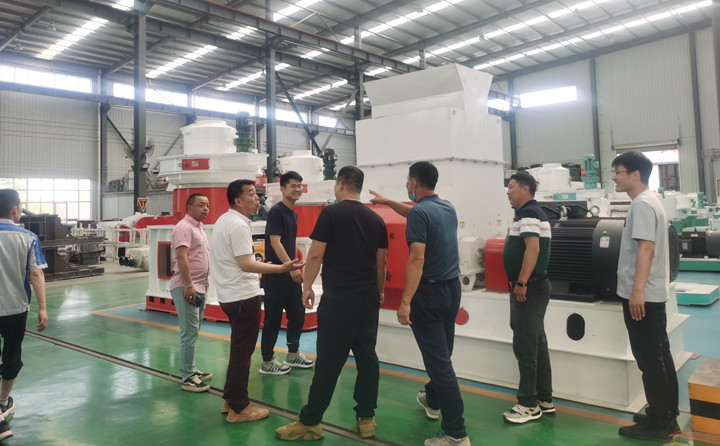 山東金格瑞就迎來(lái)了一批特殊的團(tuán)隊(duì)---大型木屑顆粒機(jī)考察團(tuán).jpg 山東金格瑞就迎來(lái)了一批特殊的團(tuán)隊(duì)---大型木屑顆粒機(jī)考察團(tuán).jpg