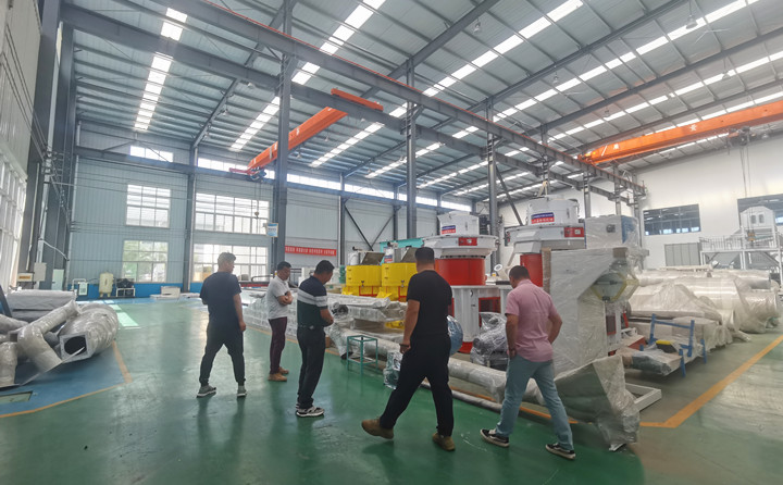 山東金格瑞就迎來(lái)了一批特殊的團(tuán)隊(duì)---大型木屑顆粒機(jī)考察團(tuán).jpg 山東金格瑞就迎來(lái)了一批特殊的團(tuán)隊(duì)---大型木屑顆粒機(jī)考察團(tuán).jpg