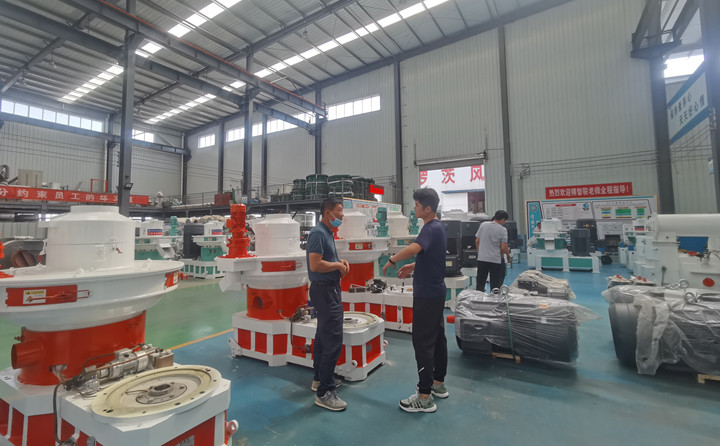 山東金格瑞就迎來(lái)了一批特殊的團(tuán)隊(duì)---大型木屑顆粒機(jī)考察團(tuán).jpg 山東金格瑞就迎來(lái)了一批特殊的團(tuán)隊(duì)---大型木屑顆粒機(jī)考察團(tuán).jpg