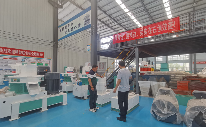 山東金格瑞就迎來(lái)了一批特殊的團(tuán)隊(duì)---大型木屑顆粒機(jī)考察團(tuán).jpg 山東金格瑞就迎來(lái)了一批特殊的團(tuán)隊(duì)---大型木屑顆粒機(jī)考察團(tuán).jpg