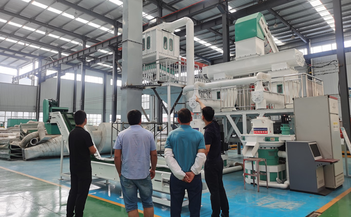 江蘇客戶端午考察木屑制粒機(jī).jpg 江蘇客戶端午考察木屑制粒機(jī).jpg