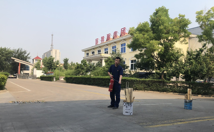 教官重點(diǎn)對(duì)消防法律法規(guī)、防火常識(shí)、逃生自救、滅火器的使用方法以及發(fā)生火災(zāi)時(shí)如何報(bào)火警、如何撲救初期火災(zāi)等消防常識(shí)進(jìn)行了詳細(xì)的講解。