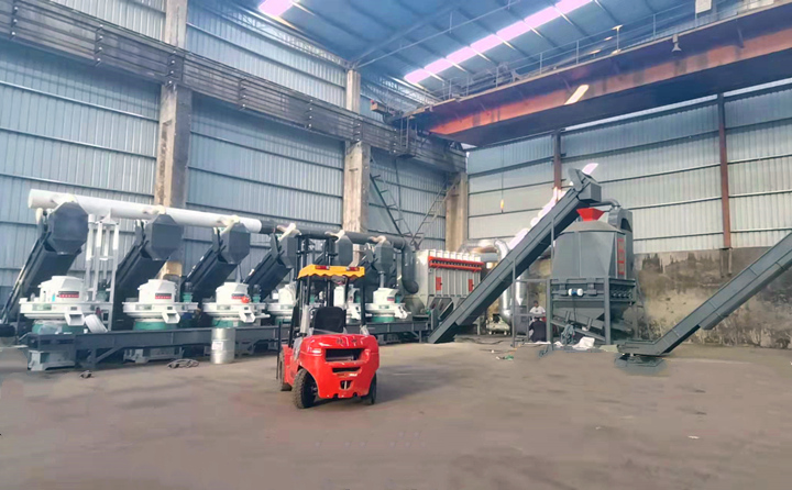 生產(chǎn)線設(shè)備：烘干機、滾筒篩、6臺860型號木屑造粒機、冷卻機、打包機等