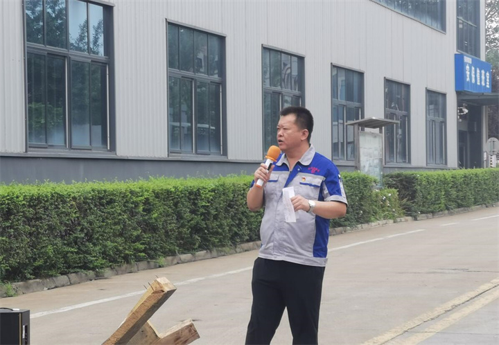 孫總表示安全無小事，安全只有現(xiàn)在，永遠(yuǎn)沒有“下一次”。時(shí)刻牢記安全紅線，把安全放在心中、握在手上，及時(shí)消除各種隱患，杜絕違規(guī)操作。掌握安全知識(shí)和技能，是實(shí)現(xiàn)安全生產(chǎn)的前提，大家一定要牢記