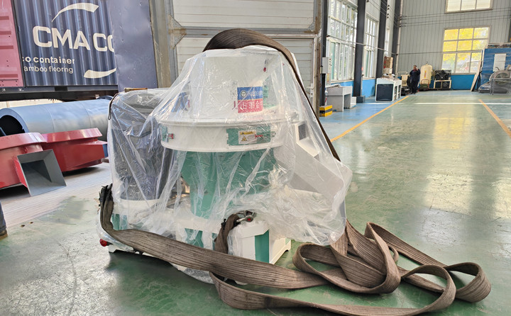 顆粒機(jī)單機(jī)時產(chǎn)量可以達(dá)到0.7-1噸，一天按照10小時計算，可以產(chǎn)出7-10噸成品顆粒，按照1噸顆粒最低100元錢利潤來計算，一天的利潤可以達(dá)到700-1000元。